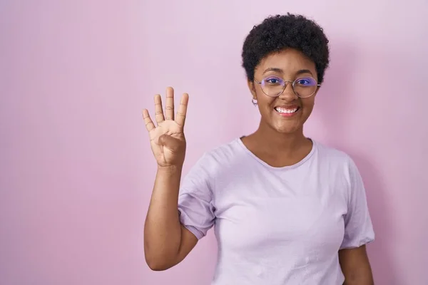 Jong Afrikaanse Amerikaanse Vrouw Staande Roze Achtergrond Tonen Wijzen Met — Stockfoto