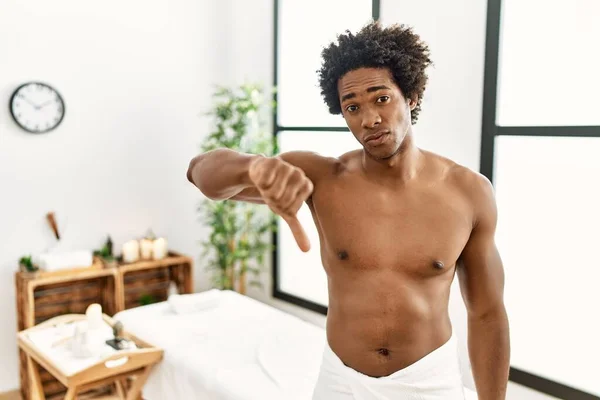 Giovane Uomo Afroamericano Senza Maglietta Indossare Asciugamano Piedi Centro Bellezza — Foto Stock