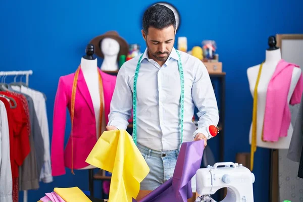Jeune Homme Hispanique Tailleur Choisir Des Tissus Studio Couture — Photo