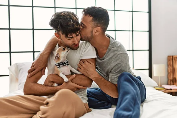 Två Latinamerikanska Män Par Kysser Och Kramar Varandra Sitter Sängen — Stockfoto