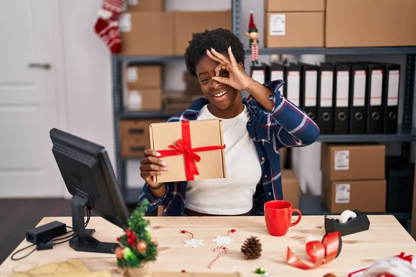 Afroamerikanerin Steht Weihnachten Bei Schaufensterpuppen Einem Kleinen Geschäft Und Lächelt — Stockfoto