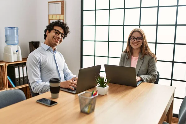 Ofiste çalışırken gülümseyen iki iş adamı..