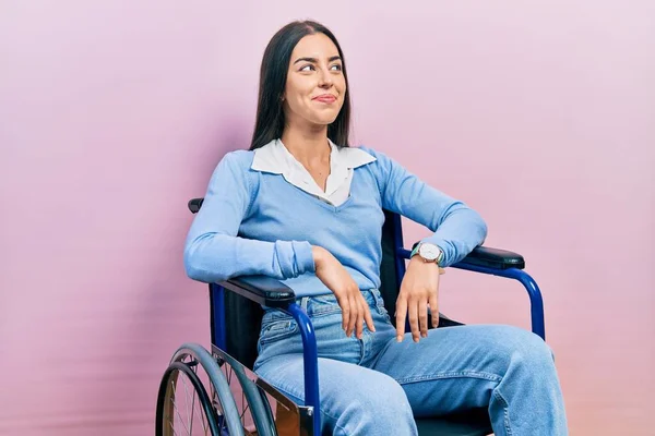 Krásná Žena Modrýma Očima Sedí Invalidním Vozíku Usmívá Dívá Stranou — Stock fotografie