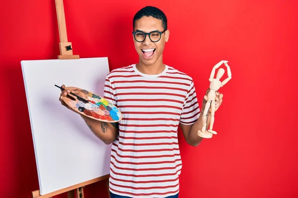 Joven Afroamericano Chico Sosteniendo Paleta Pintor Maniquí Arte Guiñando Ojo — Foto de Stock