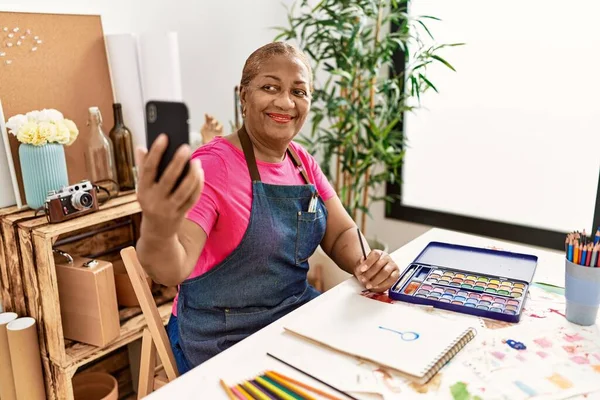 Sênior Africano Americano Mulher Fazer Selfie Pelo Desenho Smartphone Estúdio — Fotografia de Stock