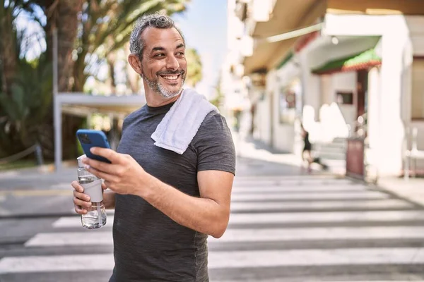 Orta Yaşlı Spanyol Adam Spor Giyer Sokakta Akıllı Telefon Kullanır — Stok fotoğraf