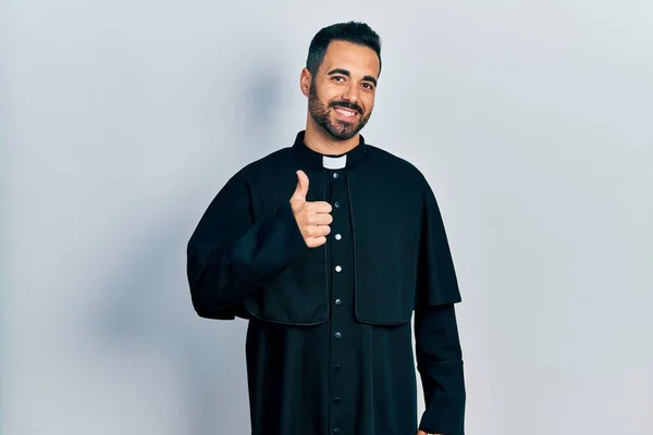 Jóképű Szakállas Spanyol Férfi Katolikus Papi Köpenyben Boldog Hüvelykujjal Kézmozdulattal — Stock Fotó