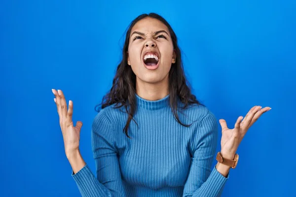 Jovem Brasileira Sobre Azul Isolado Fundo Louco Louco Gritando Gritando — Fotografia de Stock