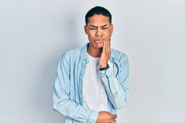 Ung Afrikansk Amerikan Som Bär Tillfälliga Kläder Röra Munnen Med — Stockfoto