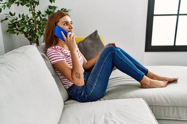 Evdeki Koltukta Oturan Akıllı Telefondan Konuşan Genç Bir Kadın — Stok fotoğraf