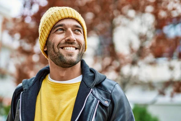 Bel Homme Hispanique Avec Barbe Souriant Heureux Plein Air — Photo