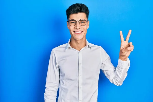 Jonge Spaanse Man Casual Kleren Een Bril Glimlachend Met Een — Stockfoto