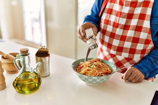 Senior Man Pouring Salt Spaghetti Kitchen — Fotografia de Stock