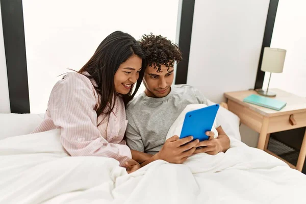 Jong Latijn Paar Glimlachen Gelukkig Met Behulp Van Touchpad Liggend — Stockfoto