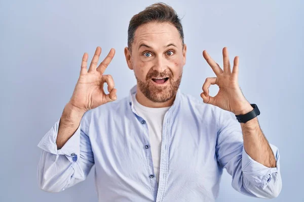 Middle Age Caucasian Man Standing Blue Background Looking Surprised Shocked — Stockfoto