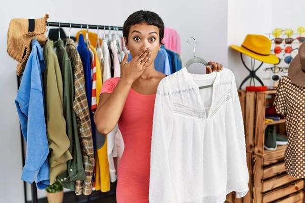 Ung Latinamerikansk Kvinna Med Kort Hår Shopping Butik Täcker Munnen — Stockfoto