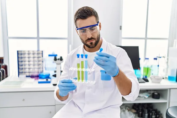 Junger Hispanischer Mann Wissenschaftleruniform Hält Reagenzglas Labor — Stockfoto