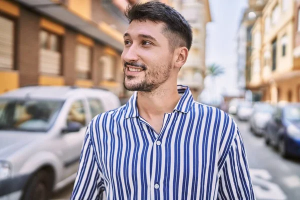 Jovem Bonito Homem Sorrindo Confiante Rua — Fotografia de Stock