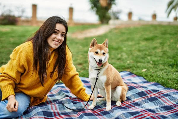 Schöne Junge Frau Mit Shiba Inu Hund Park — Stockfoto