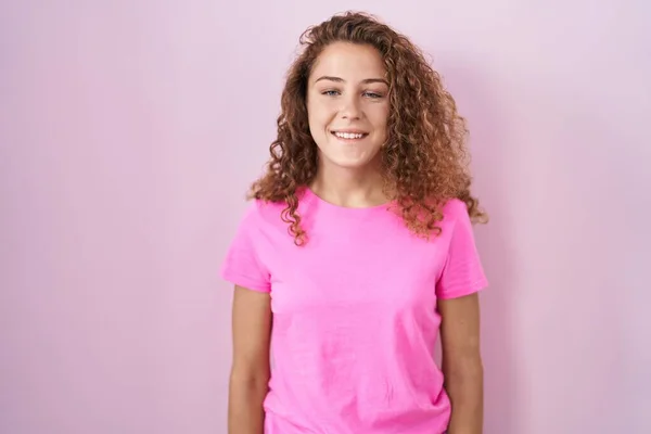 幸せとクールな笑顔でピンクの背景の上に立って若い白人女性 運のいい人 — ストック写真