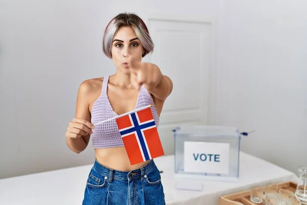 Молодая Красивая Женщина Выборах Политической Кампании Держа Норвейский Флаг Указывая — стоковое фото