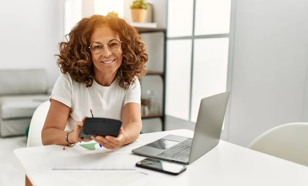 Mujer Hispana Mediana Edad Sonriendo Confiada Trabajando Casa —  Fotos de Stock