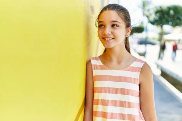 Caucásico Adolescente Chica Sonriendo Feliz Pie Ciudad —  Fotos de Stock