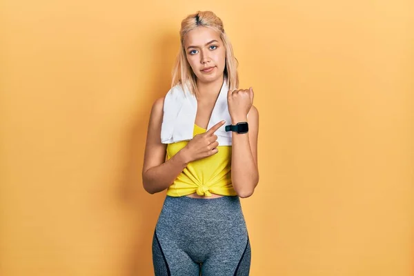 Beautiful Blonde Sports Woman Wearing Workout Outfit Hurry Pointing Watch — Stockfoto