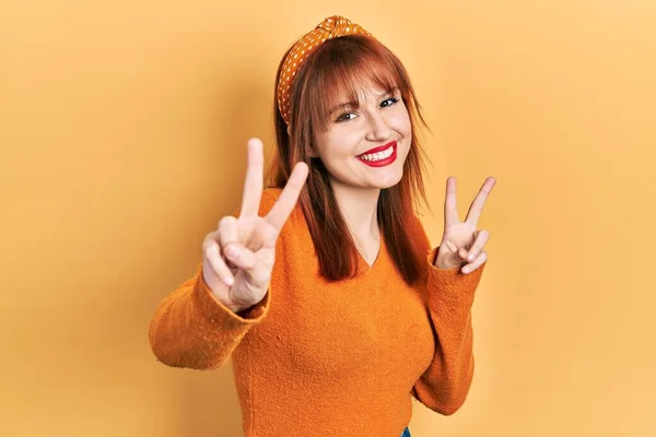 Κοκκινομάλλα Νεαρή Γυναίκα Φορώντας Casual Πορτοκαλί Πουλόβερ Χαμογελώντας Κοιτάζοντας Στην — Φωτογραφία Αρχείου