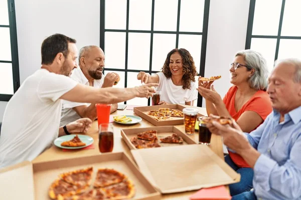 Grup Oameni Vârstă Mijlocie Zâmbind Fericit Mâncând Pizza Italiană Stând — Fotografie, imagine de stoc