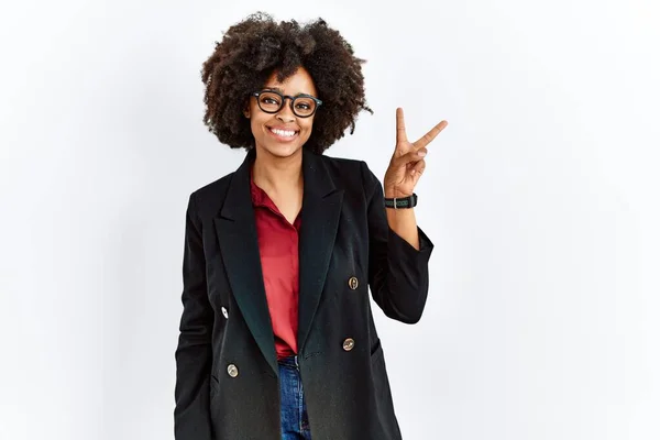 Африканська Американка Волоссям Афро Діловій Куртці Окулярах Посміхається Щасливим Обличчям — стокове фото