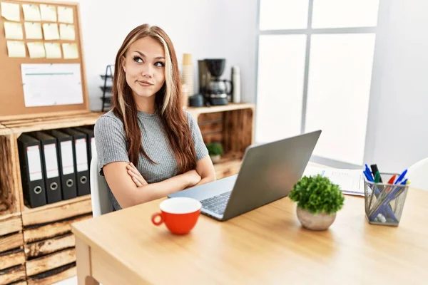 Young Brunette Woman Working Office Laptop Smiling Looking Side Staring —  Fotos de Stock