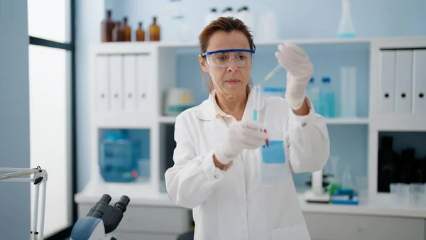 Medelålders Latinamerikanska Kvinna Bär Vetenskapsman Uniform Arbetar Laboratoriet — Stockfoto