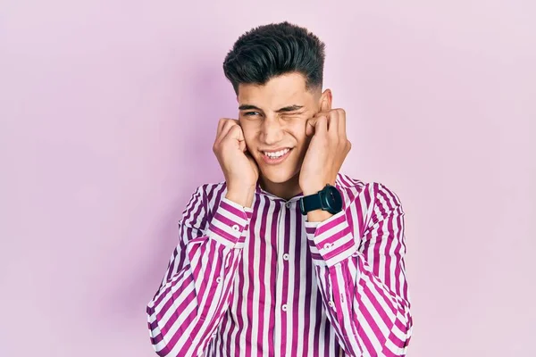 Mladý Hispánec Neformálním Oblečení Zakrývajícím Uši Prsty Otráveným Výrazem Pro — Stock fotografie