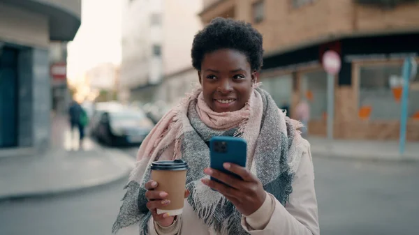 Mladá Africká Americká Žena Pomocí Smartphone Pití Kávy Ulici — Stock fotografie
