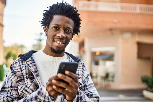 Snygg Svart Man Med Afro Hår Ler Glad Utomhus Med — Stockfoto