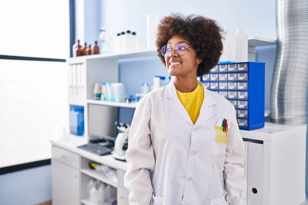Mujer Afroamericana Joven Que Trabaja Laboratorio Científico Mirando Costado Pose —  Fotos de Stock