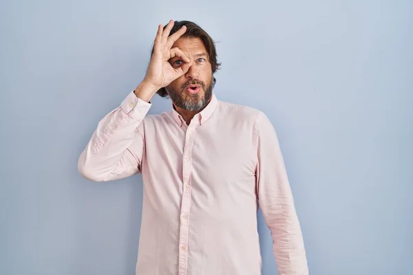 Handsome Middle Age Man Wearing Elegant Shirt Background Doing Gesture — Zdjęcie stockowe