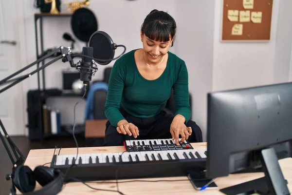 Jeune Belle Musicienne Hispanique Ayant Une Session Studio Musique — Photo