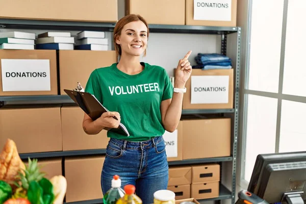 Νεαρή Μελαχρινή Γυναίκα Που Φοράει Εθελοντικό Shirt Δωρεές Στέκεται Χαρούμενη — Φωτογραφία Αρχείου