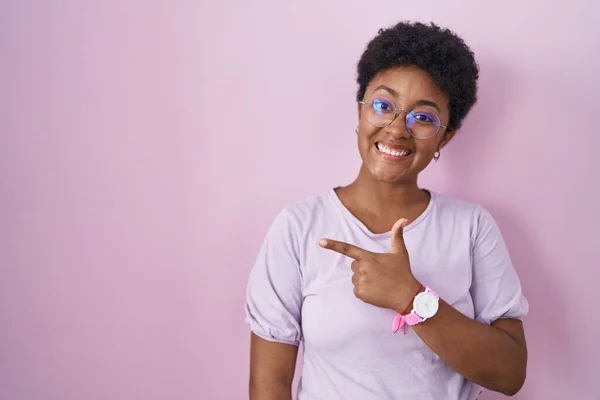 Jonge Afrikaanse Amerikaanse Vrouw Staan Roze Achtergrond Vrolijk Met Een — Stockfoto