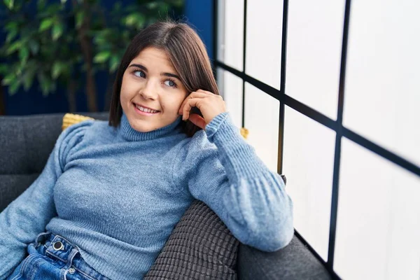 Young Beautiful Hispanic Woman Smiling Confident Lying Sofa Home — Stok fotoğraf