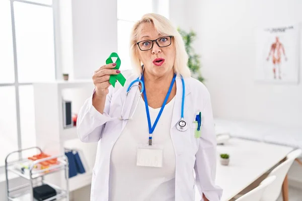 Middle Age Caucasian Woman Holding Support Green Ribbon Scared Amazed — Fotografia de Stock