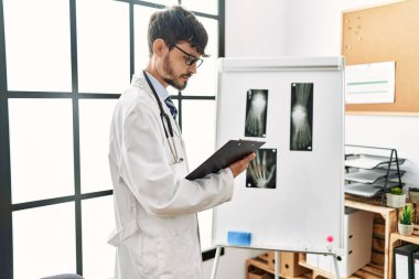 Genç İspanyol doktor, klinikte çalışan röntgenci arıyor.