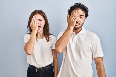 Gündelik giysiler giyen genç çift yan yana duruyor. Yarı yüz, yarı göz, yarı ağız, yarı el esneyerek esniyorlar. Yüzüm acıyor.. 