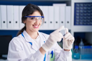 Genç İspanyol bilim kadını laboratuarda örnek arıyor.