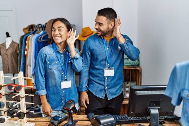 Perakende mağazasında çalışan genç ırklar arası insanlar dedikodu ya da dedikodulara kulak misafiri oluyorlar. Sağırlık kavramı. 