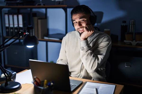 Joven Hombre Guapo Que Trabaja Con Computadora Portátil Por Noche — Foto de Stock