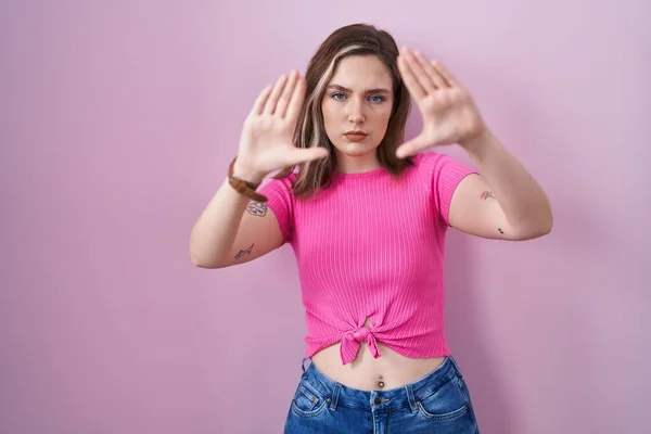 Blonde Caucasian Woman Standing Pink Background Doing Frame Using Hands — Stockfoto