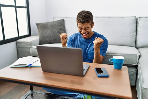 Homem Hispânico Bonito Jovem Usando Laptop Sentado Chão Muito Feliz — Fotografia de Stock